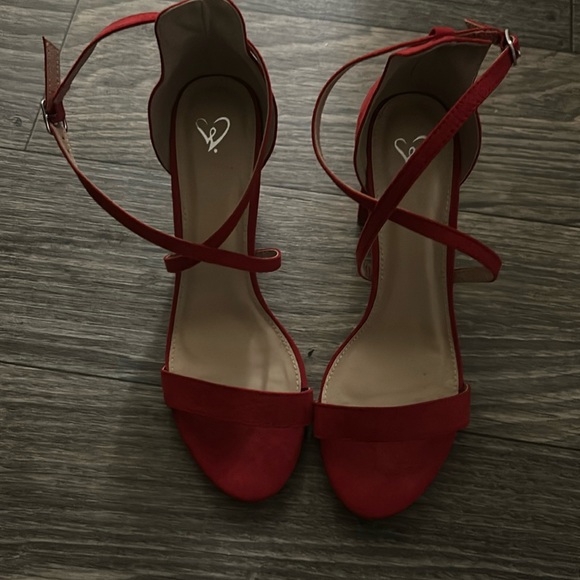 Red size 8 heels - Picture 1 of 7
